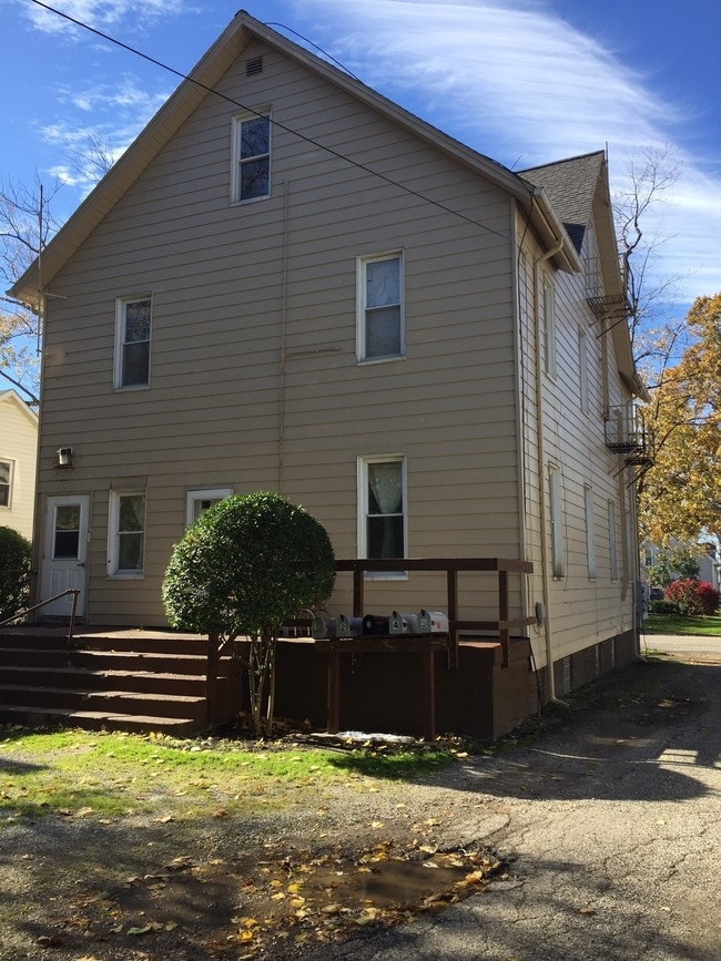 Building Photo - 528 High St