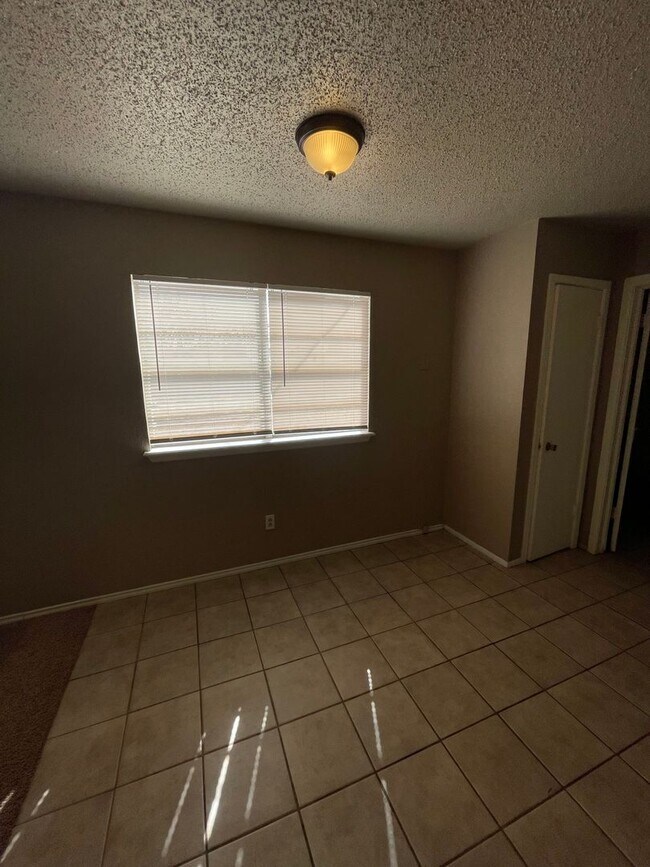 Building Photo - House Located Between W. Loop 289 & Marsha...