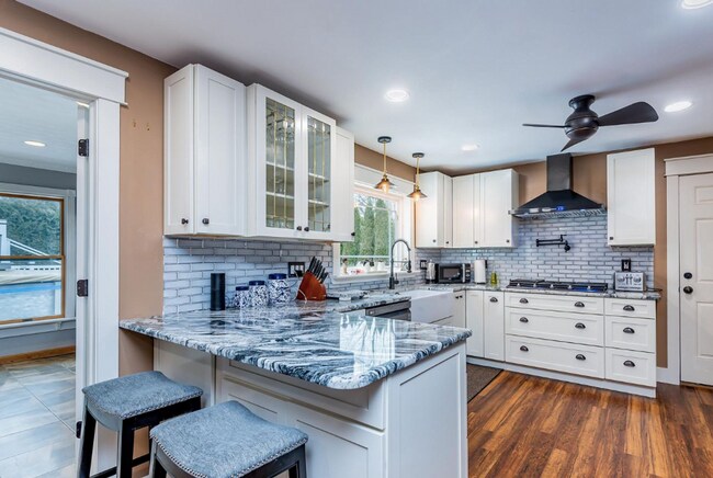 Building Photo - Beautiful 3 Bedroom in Camp Hill