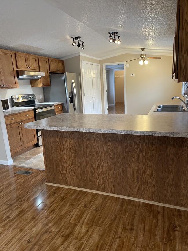 Kitchen Island - 2352 Saint Andrews Dr