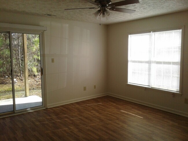 Foto del edificio - 2 Bedroom, 1 bath apartment - Downstairs Unit