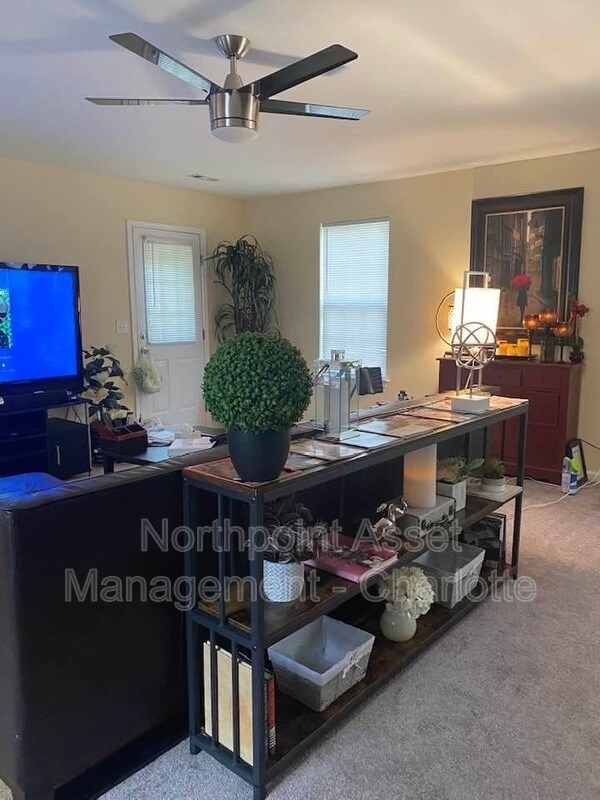 Foto del edificio - 8727 Sharonbrook Dr