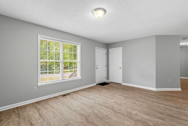 Building Photo - NW Home - Updated Kitchen and Bathrooms, Wood Laminate Flooring, Deck, Must See!