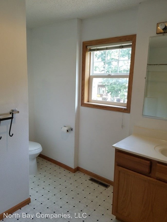 Building Photo - 4 br, 2.5 bath House - 1015 15th Ave SE