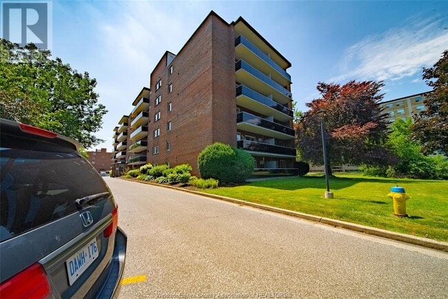 Building Photo - 3900 Wyandotte St E