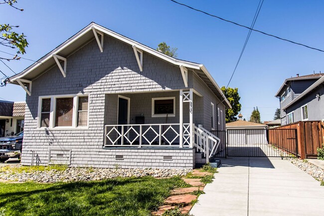 Building Photo - Charming 2 Bedroom House with Expansive Wo...