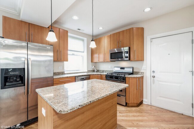 Building Photo - 3206 W Berwyn Ave