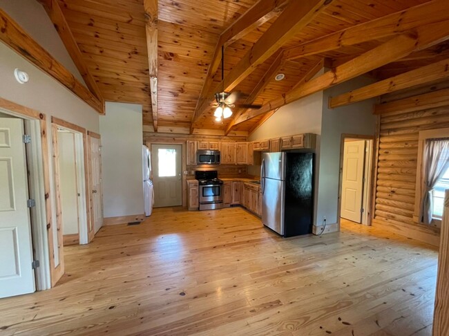 Building Photo - Log Cabin For Rent in Shelbyville