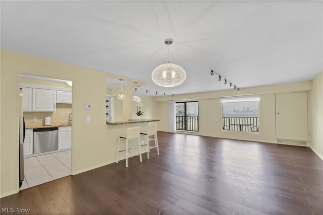 Building Photo - 12500 Edgewater Dr