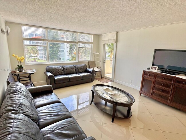 Foto del edificio - 3180 S Ocean Dr