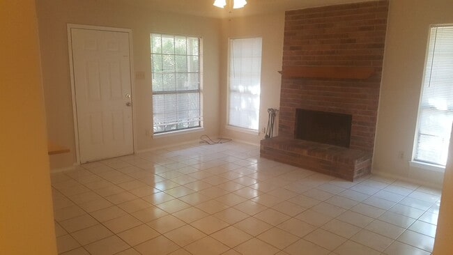 Building Photo - One Side of Duplex is Waiting for You- 2 Bed- 2 Bath- Lake Worth on Cul De Sac- 76135
