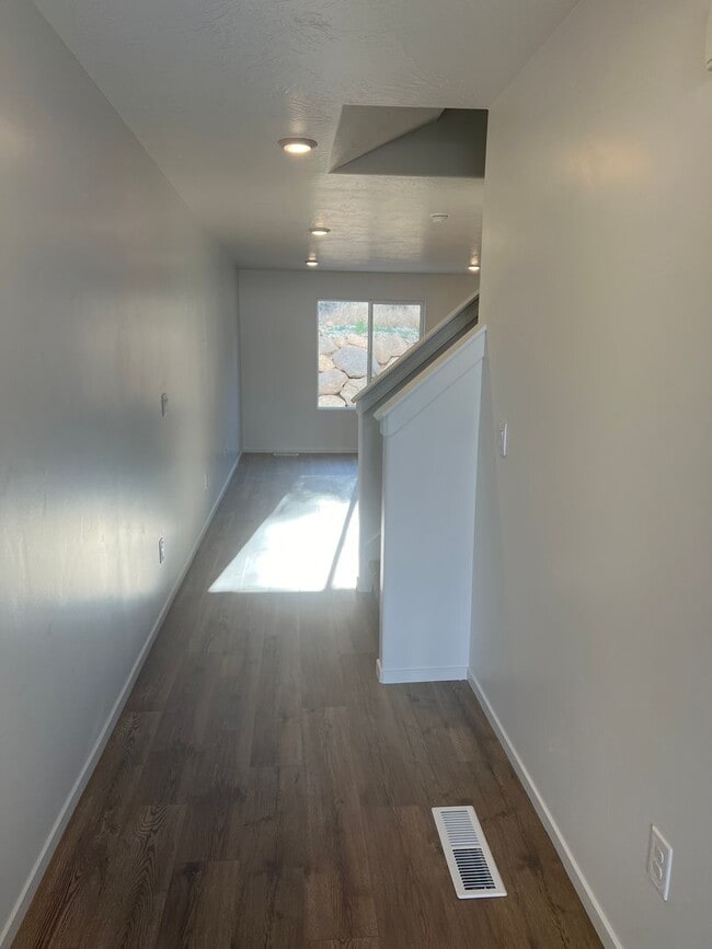 Building Photo - Beautiful spacious 3 bedroom, 2.5 bathroom house located in Cedar City!