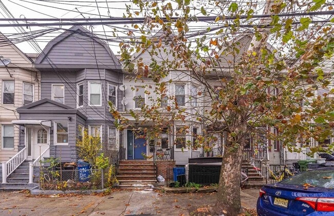 Building Photo - 294 Ege Ave