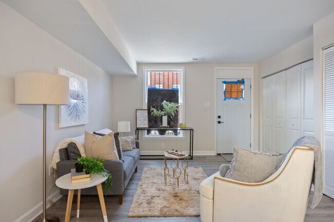 Building Photo - ***SECTION 8 ***4-bedroom, 2-bathroom end-...