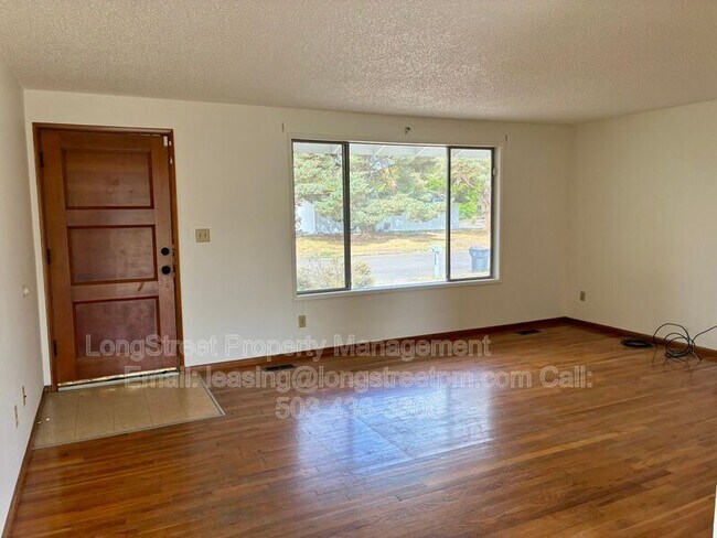 Building Photo - 310 NE Cambridge Cir