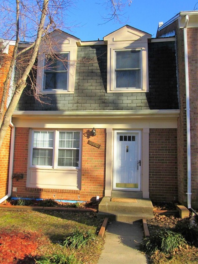 Foto principal - Beautiful 3 Bed 3.5 Bath Townhome With Gor...