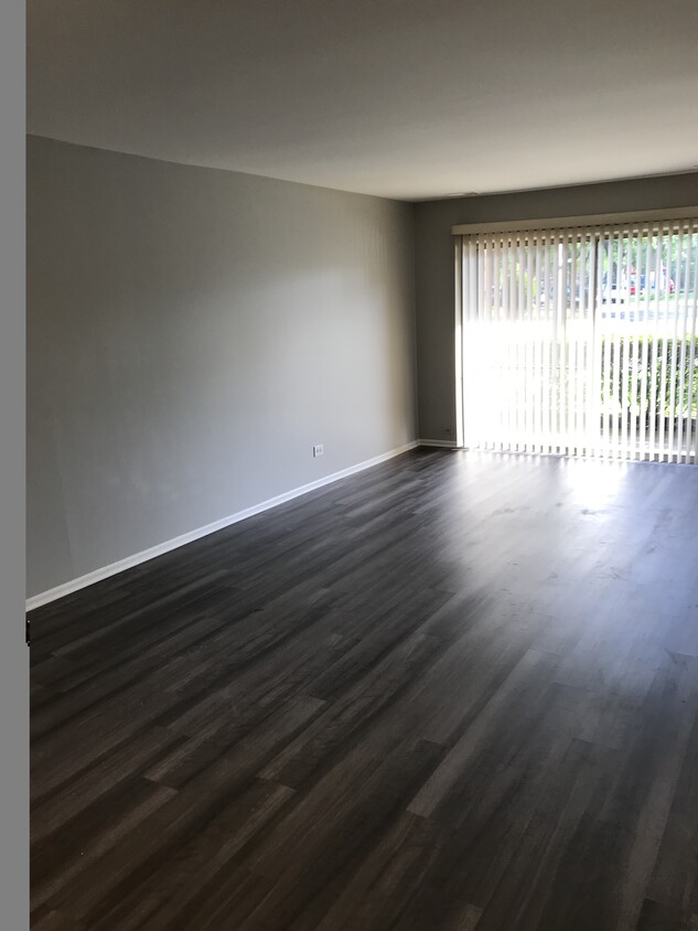 LIVING ROOM - 725 W Huntington Commons Rd