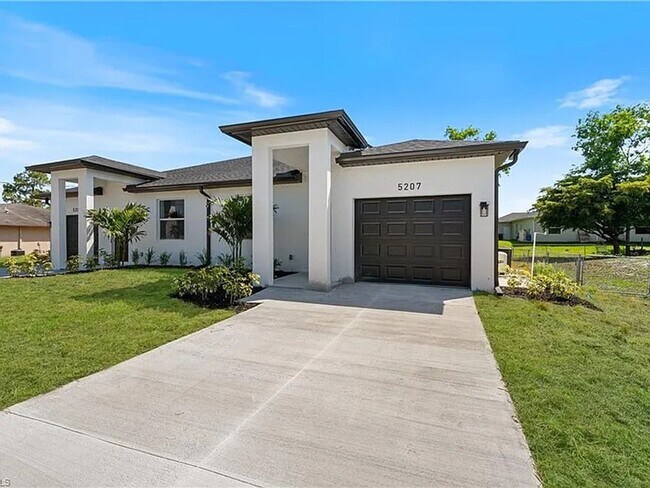 Foto del edificio - Charming 3BR House in Lehigh Acres