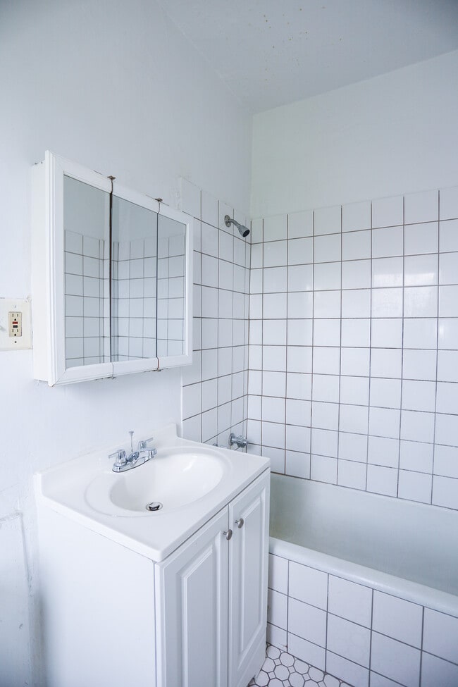 Building Photo - 7449 N Greenview Ave