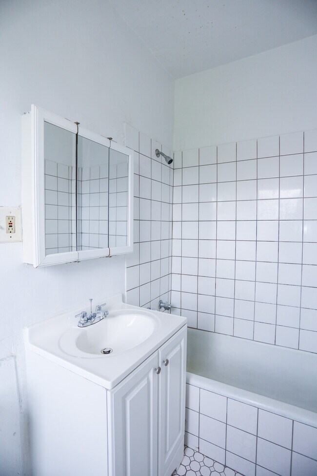 Building Photo - 7449 N Greenview Ave