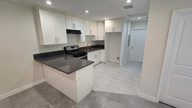 Foto del edificio - 6724 Simpson Ave