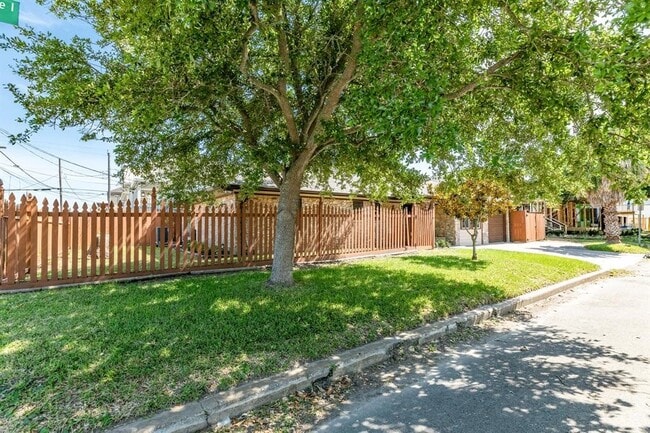 Building Photo - 803 Sealy Ave