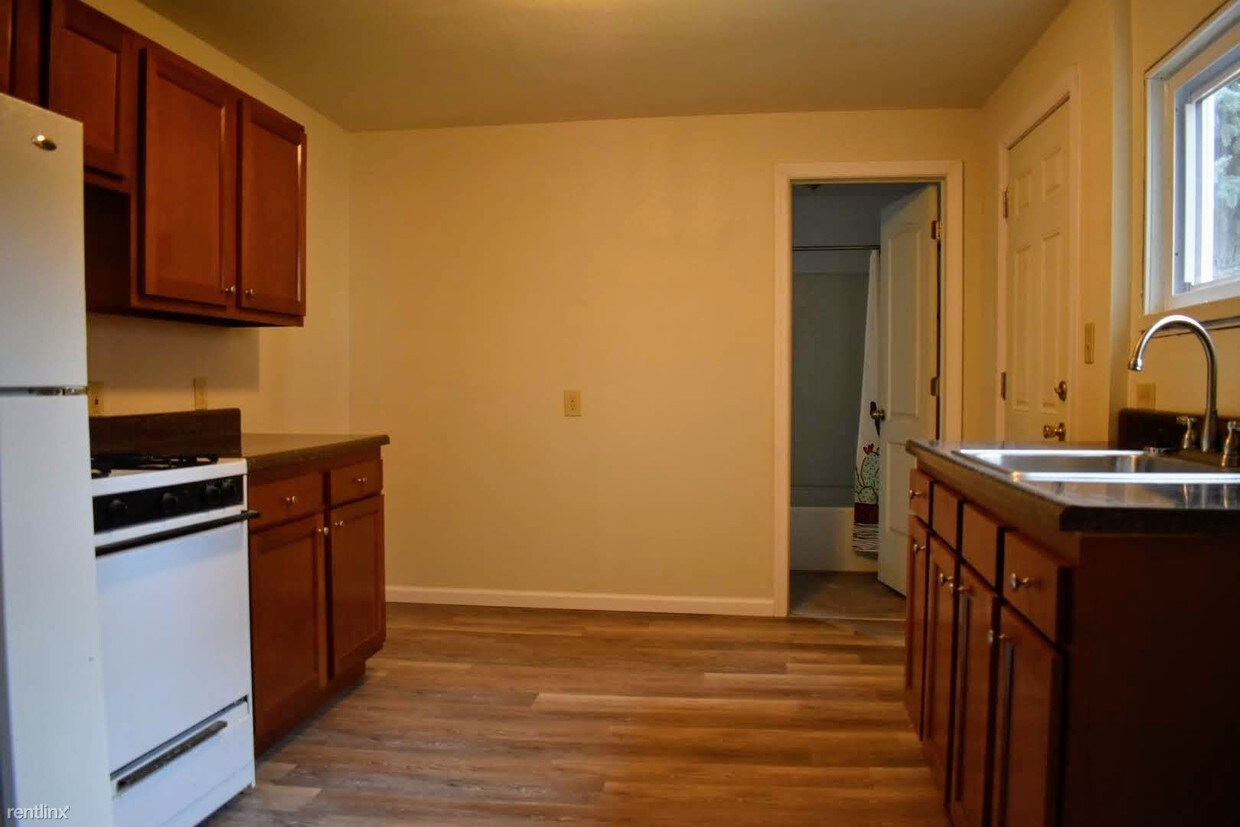 Building Photo - 1 br, 1 bath Apartment - 328 Meyran Avenue #1