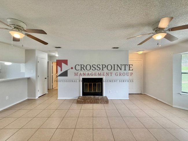 Building Photo - Charming 2 Bed, 1 Bath Duplex!
