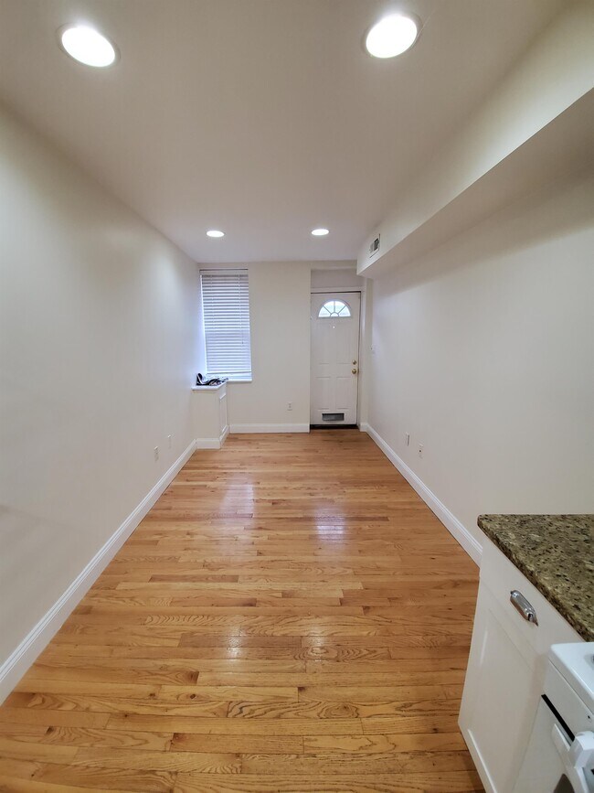 Building Photo - 529 S Port St