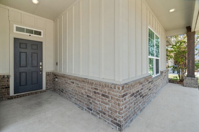 Building Photo - 1440 Lakeview Dr