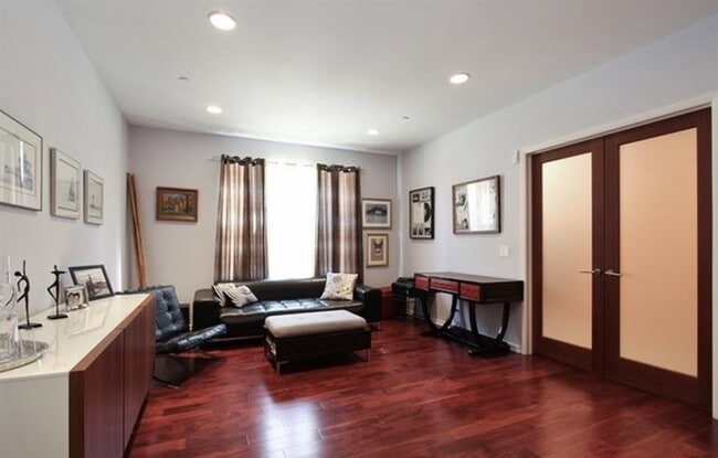 Building Photo - 1738 Tudor Ln