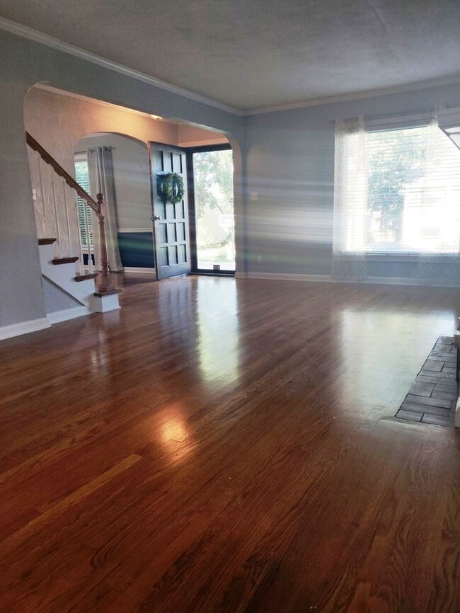 Foto del edificio - 3 Bed 2.5 Bath Traditional Tudor