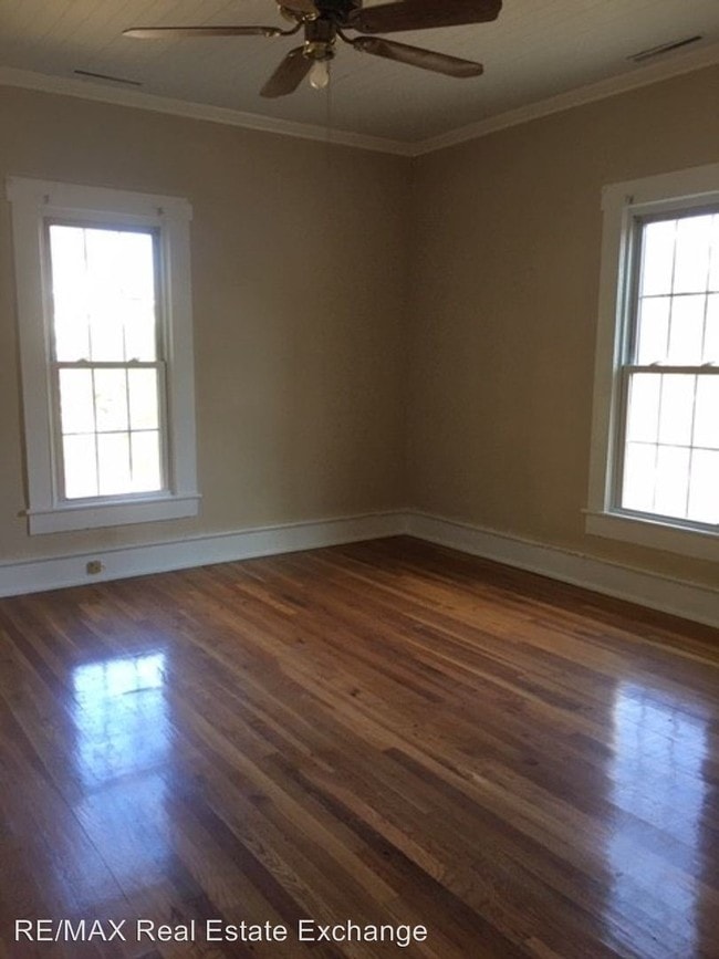Building Photo - 1402 N Elm St