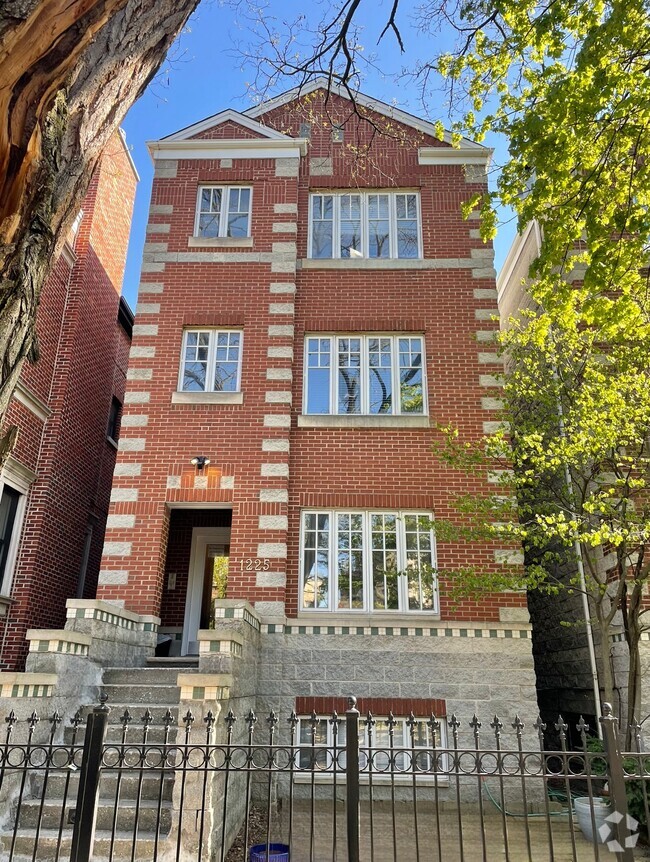 Building Photo - 1225 W Roscoe St