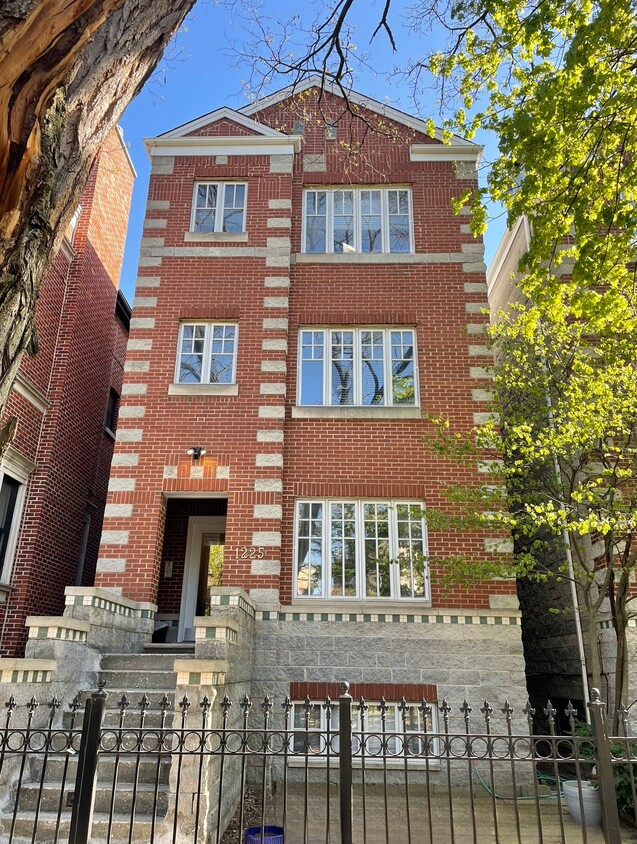 Building - 1225 W Roscoe St