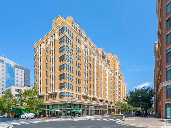 Vista a la calle - Lyon Place at Clarendon Center