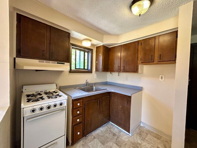 Building Photo - 654 E Isabella Ave