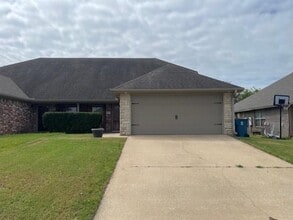 Building Photo - 2901 SW Windrift Ave
