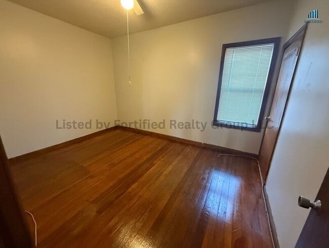 Building Photo - 137 Barnes St