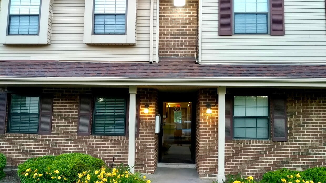 351 S Whispering Hills Dr Unit C, Naperville, IL 60540 Condo for Rent