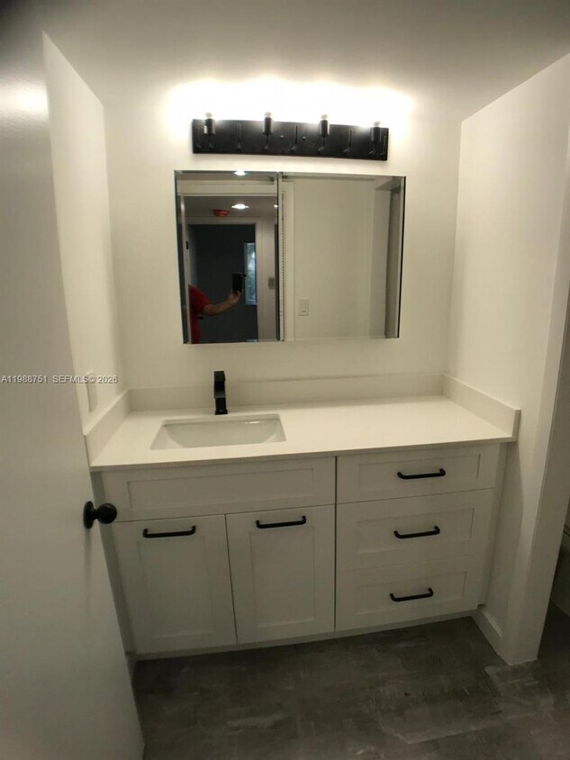 Foto del edificio - 751 N Pine Island Rd