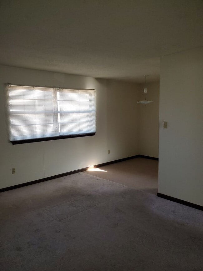 Building Photo - 802 Demaret Dr