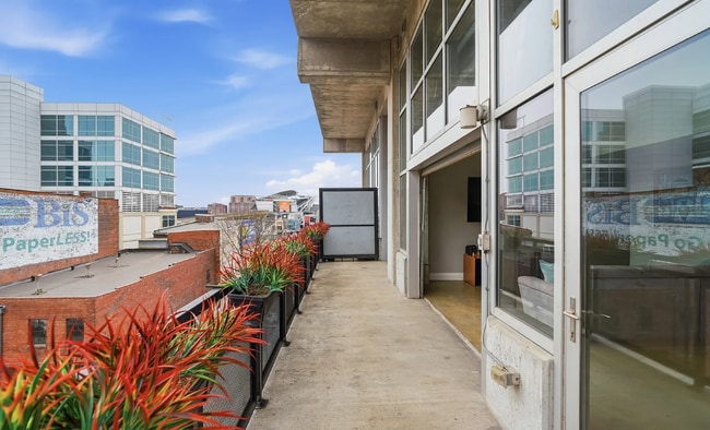 Foto del edificio - 353 W 4th St