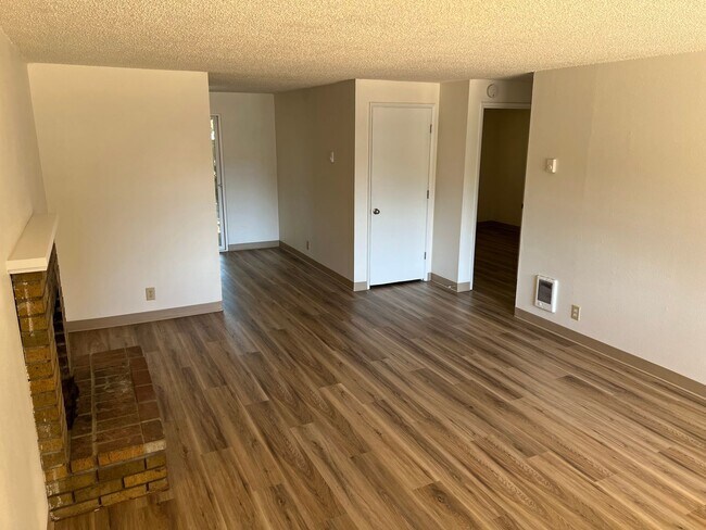 Foto del edificio - 2 Bedroom 1 Bathroom Duplex in Springfield