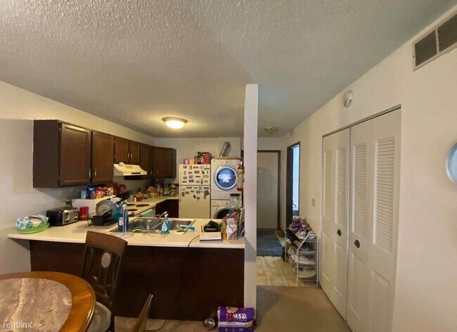 Building Photo - 2 br, 2 bath 4plex - Bunting Lane Apartments