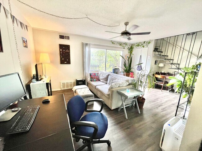 Foto del edificio - One Bedroom unit in Fourplex with Yard for...