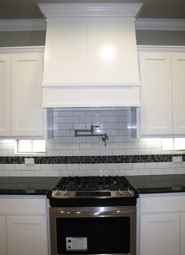 Photo - Upscale 4 Bed, 2.5 Bath Available in Fayetteville! House