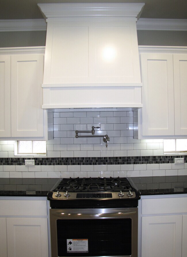 Foto del edificio - Upscale 4 Bed, 2.5 Bath Available in Fayetteville!