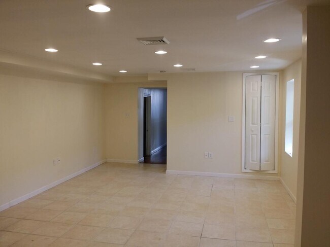Foto del edificio - 244 N Water St