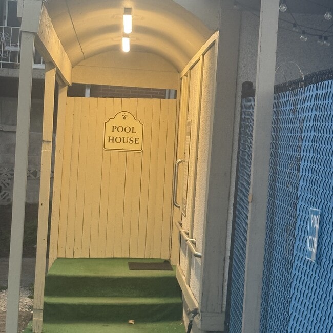 Building Photo - 2220 E Murray Holladay Rd